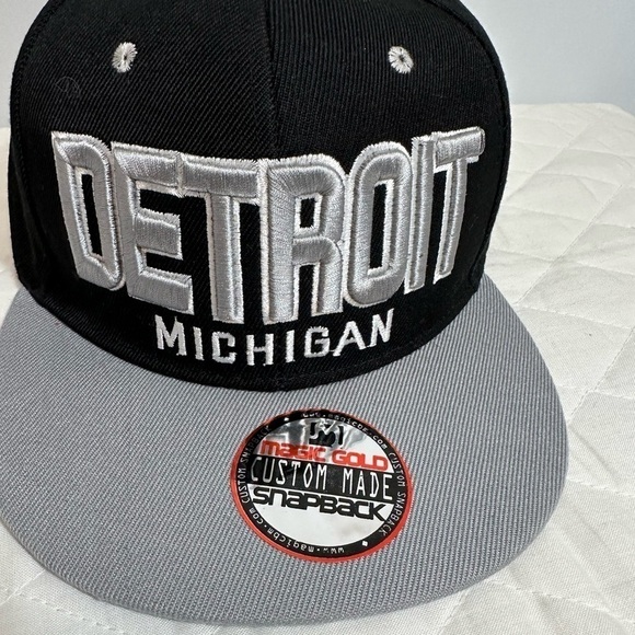 Detroit Michigan Other - Mens Basketball Cap Hat Bold Script Detroit Michigan Strap Back Snap Black Gray